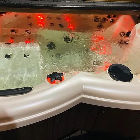 Willa Deluxe Dom Z Sauną I Jacuzzi W Otoczeniu Gór, Lasu I Jeziora Lodygowice